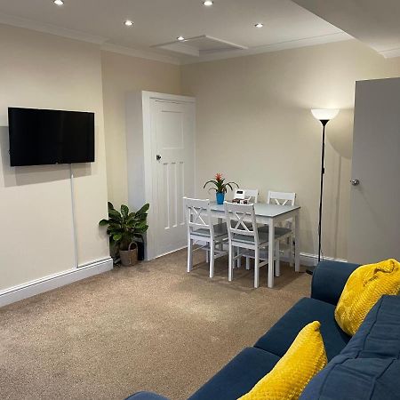 Super Convenient For Central London - Large 2 Double Bed Apartment 30 Seconds Walk To Platform Train Station And 19 Mins To London Waterloo Екстериор снимка