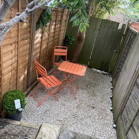 Super Convenient For Central London - Large 2 Double Bed Apartment 30 Seconds Walk To Platform Train Station And 19 Mins To London Waterloo Екстериор снимка