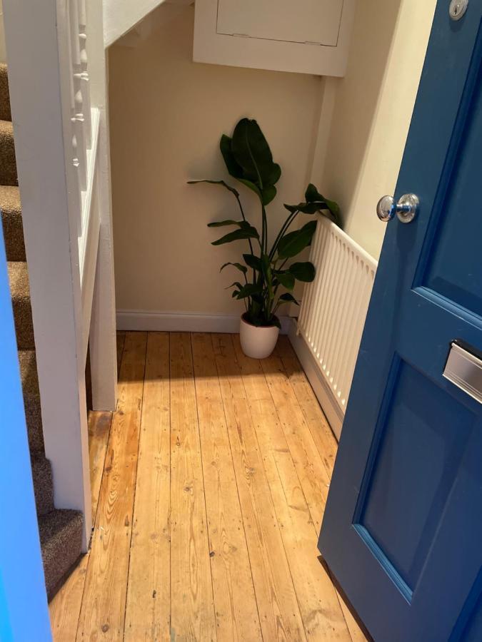 Super Convenient For Central London - Large 2 Double Bed Apartment 30 Seconds Walk To Platform Train Station And 19 Mins To London Waterloo Екстериор снимка