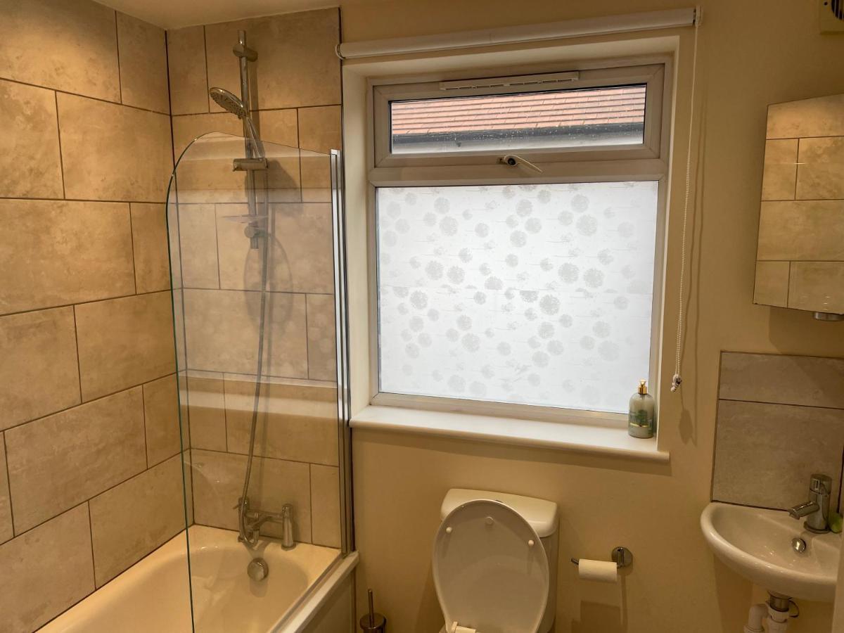 Super Convenient For Central London - Large 2 Double Bed Apartment 30 Seconds Walk To Platform Train Station And 19 Mins To London Waterloo Екстериор снимка