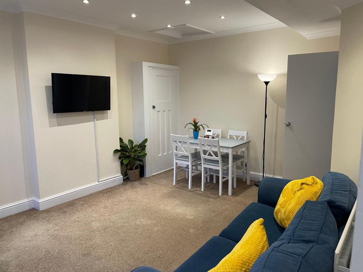 Super Convenient For Central London - Large 2 Double Bed Apartment 30 Seconds Walk To Platform Train Station And 19 Mins To London Waterloo Екстериор снимка