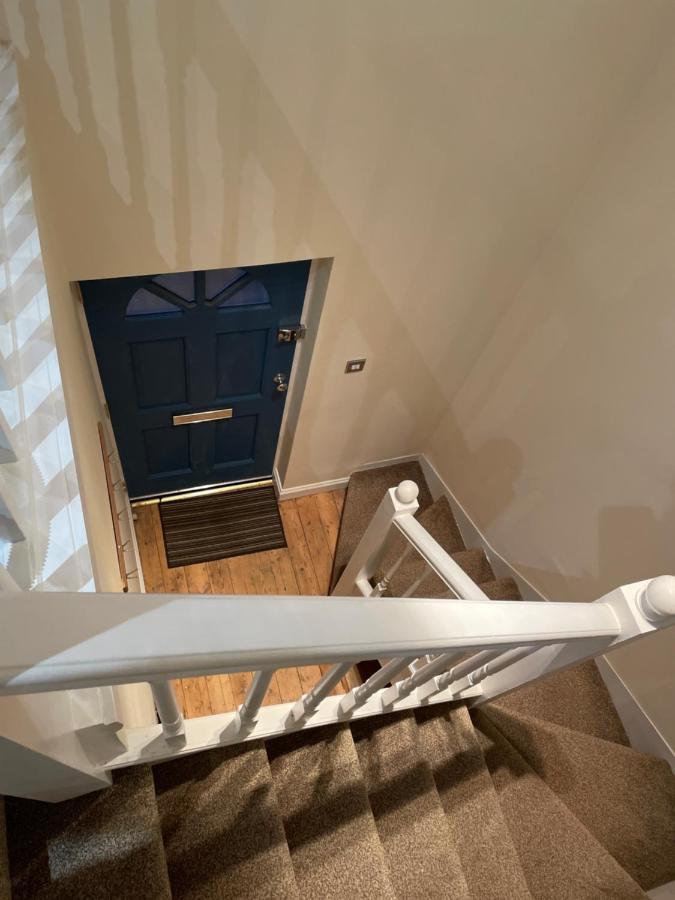 Super Convenient For Central London - Large 2 Double Bed Apartment 30 Seconds Walk To Platform Train Station And 19 Mins To London Waterloo Екстериор снимка