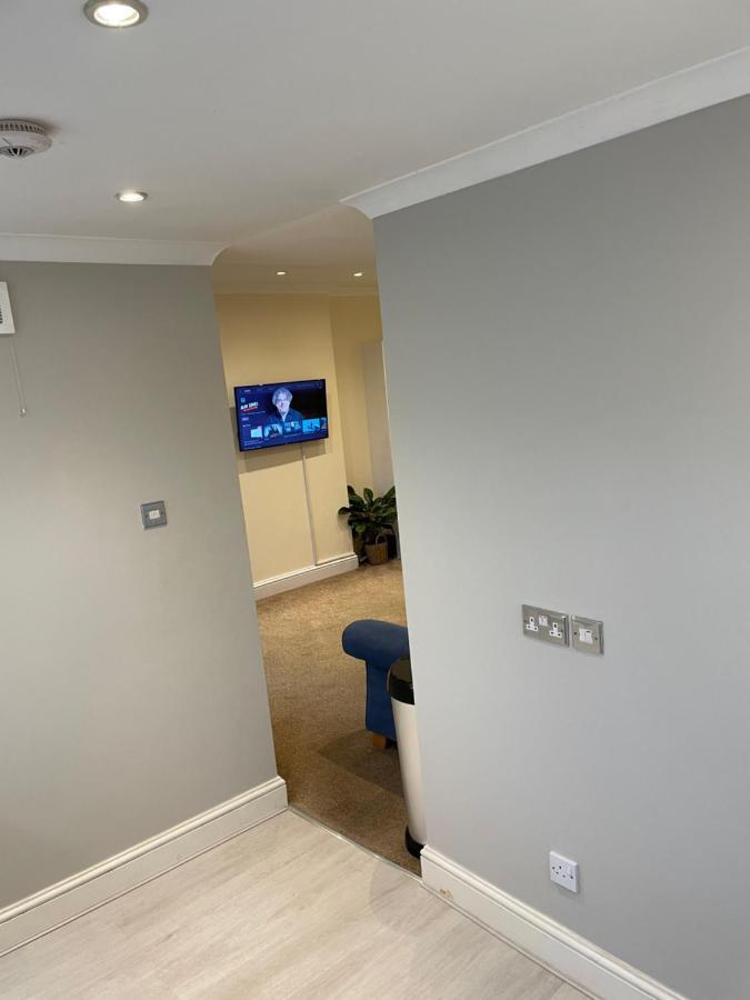 Super Convenient For Central London - Large 2 Double Bed Apartment 30 Seconds Walk To Platform Train Station And 19 Mins To London Waterloo Екстериор снимка