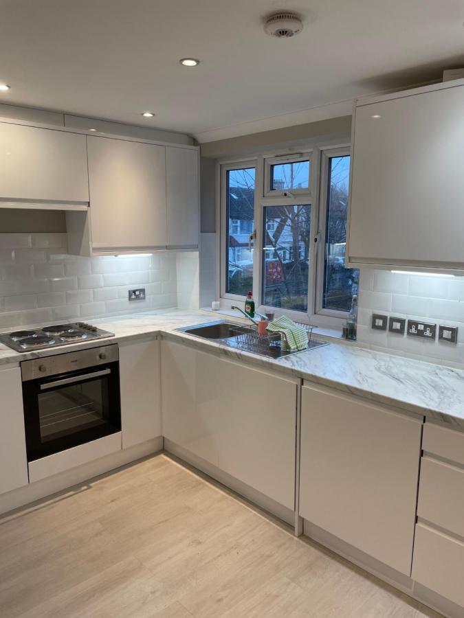 Super Convenient For Central London - Large 2 Double Bed Apartment 30 Seconds Walk To Platform Train Station And 19 Mins To London Waterloo Екстериор снимка