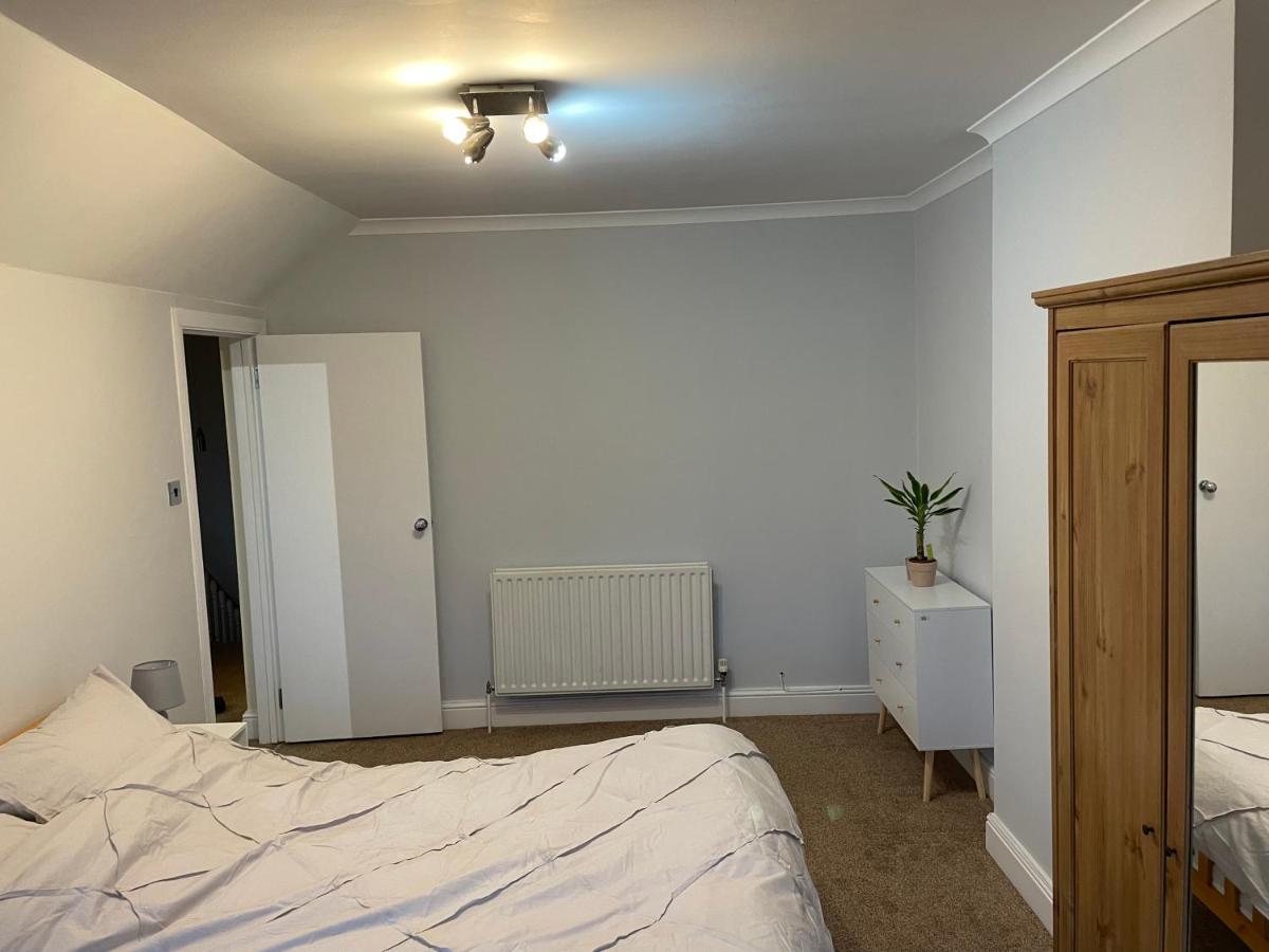 Super Convenient For Central London - Large 2 Double Bed Apartment 30 Seconds Walk To Platform Train Station And 19 Mins To London Waterloo Екстериор снимка