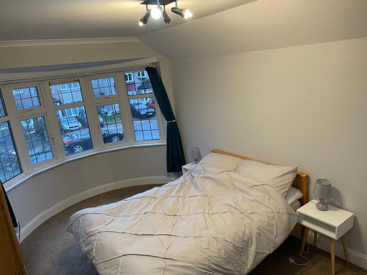 Super Convenient For Central London - Large 2 Double Bed Apartment 30 Seconds Walk To Platform Train Station And 19 Mins To London Waterloo Екстериор снимка