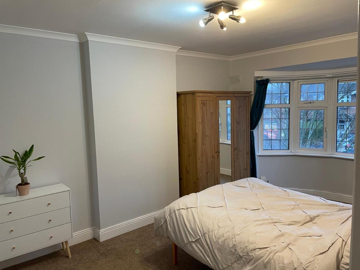 Super Convenient For Central London - Large 2 Double Bed Apartment 30 Seconds Walk To Platform Train Station And 19 Mins To London Waterloo Екстериор снимка